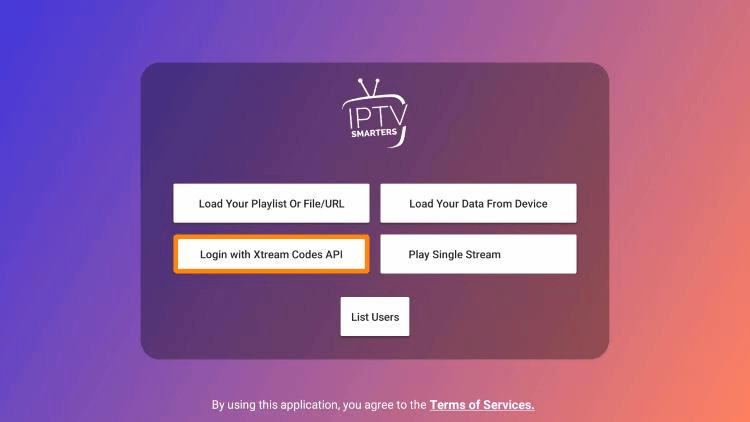 Interfaz de la aplicación IPTV Smarters en un televisor inteligente que muestra "Iniciar sesión con la API de códigos Xtream" resaltado